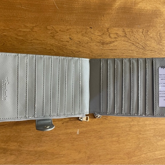 Elegant Gray Wallet with Gold Detail - Picture 3 of 10